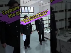 De douanecontrole houdt de kwaliteit van de energieopslagsystemen strikt in de gaten voordat ze naar Afrika worden verzonden.